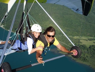 Ala delta sobre el lago de Annecy 